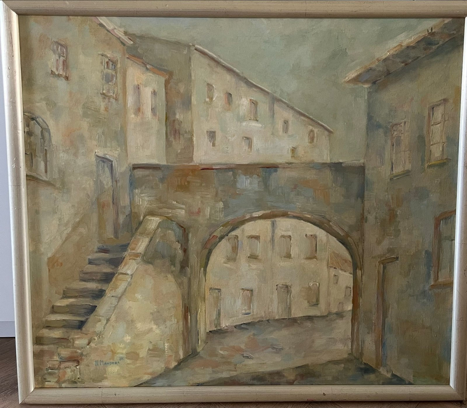 Schilderij N. Manders '85 - Stadsgezicht met boog, Gedateerd, Doek, Realistisch, Ophalen of Verzenden