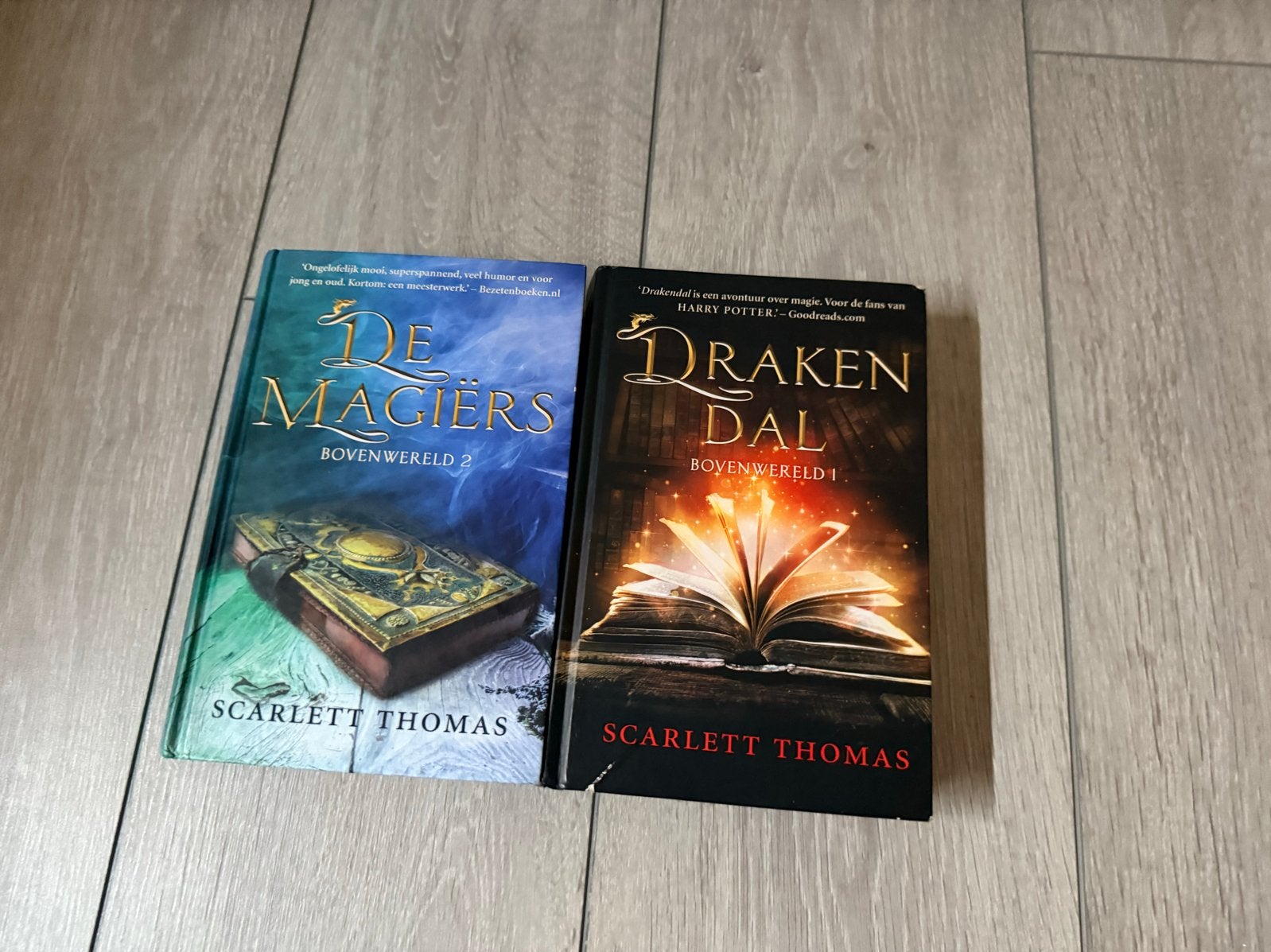 Scarlett Thomas: Drakendal & De Magiërs (Bovenwereld 1 & 2), Boeken, Ophalen of Verzenden, Zo goed als nieuw