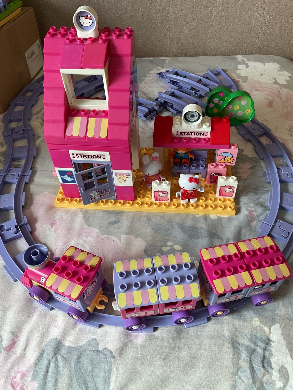 Hello Kitty treinbaan met station en wachtuimte., Ophalen of Verzenden, Zo goed als nieuw