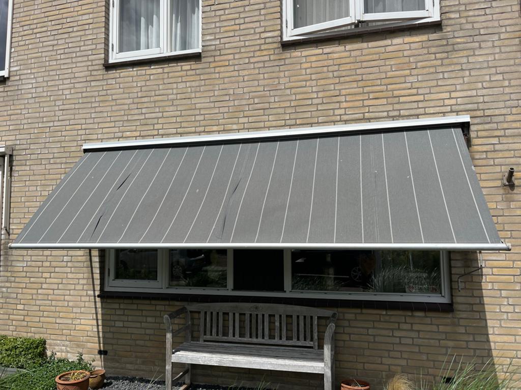 Zonnescherm - Grijs gestreept uitvalscherm, Tuin en Terras, Zonneschermen, Ophalen, Gebruikt, 250 cm tot 450 cm, Uitvalscherm