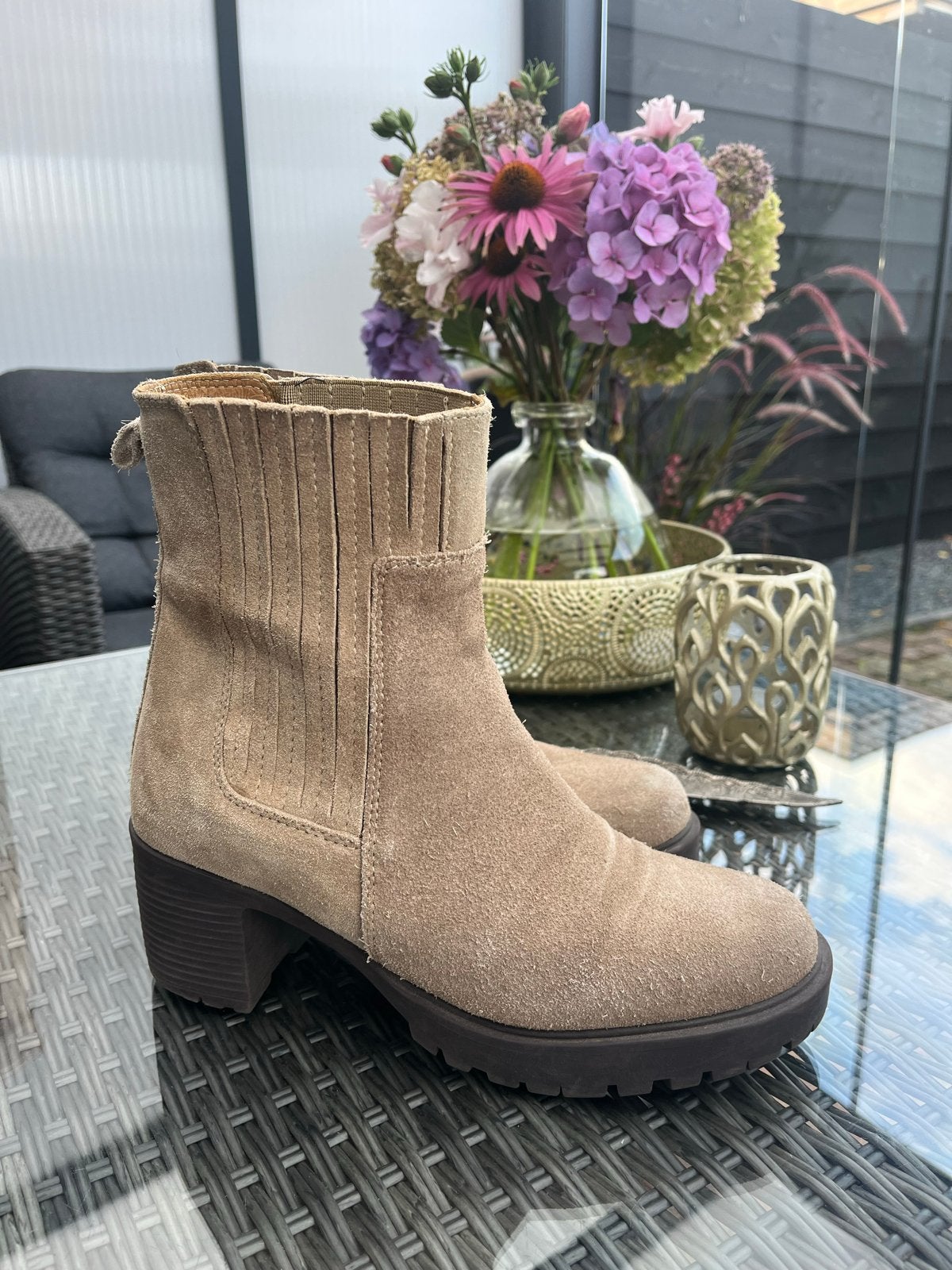 Suède enkellaarsjes met blokhak maat 40 - Zo goed als nieuw, Ophalen of Verzenden, Zo goed als nieuw, Beige, Lage of Enkellaarzen