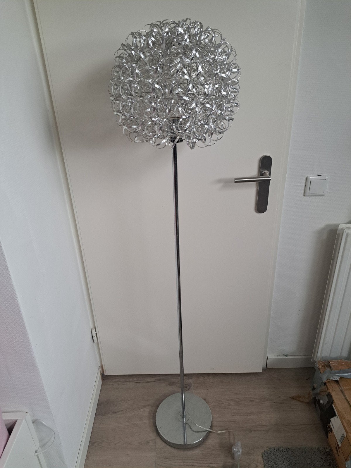 Staande zilveren lamp met leuke bol, Ophalen, Zo goed als nieuw, 150 tot 200 cm