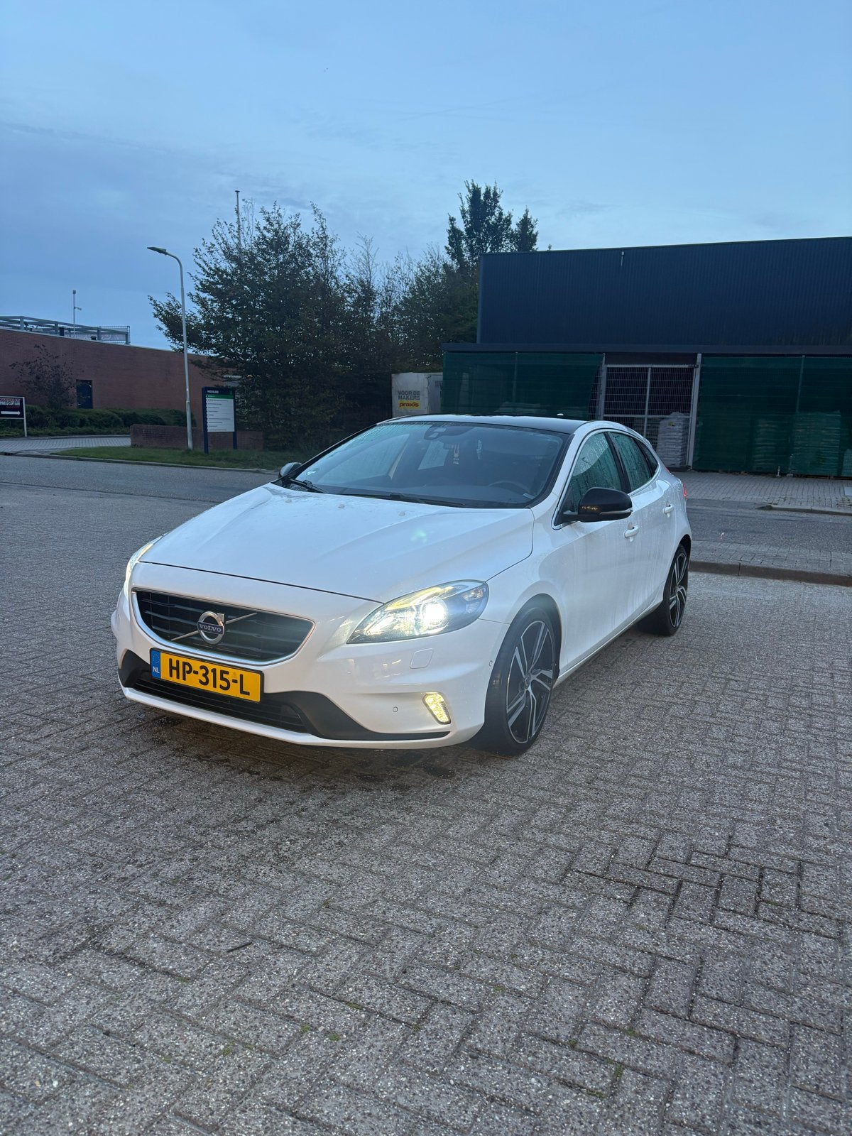 Volvo V40 2.0 D2 120PK 2015 Wit, Voorwielaandrijving, 4 cilinders, 1969 cc, Wit