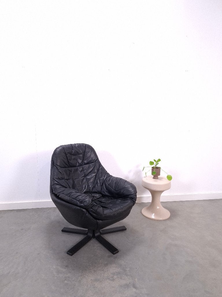 Draaibare zwart leren fauteuil H.W. Klein Bramin Denemarken, Gebruikt, Vintage Deens fauteuil, 75 tot 100 cm, Ophalen of Verzenden