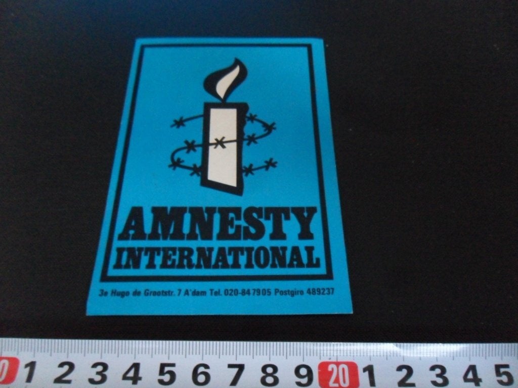 sticker amnesty international 3e hugo de grootstr amsterdam, Ophalen of Verzenden, Zo goed als nieuw