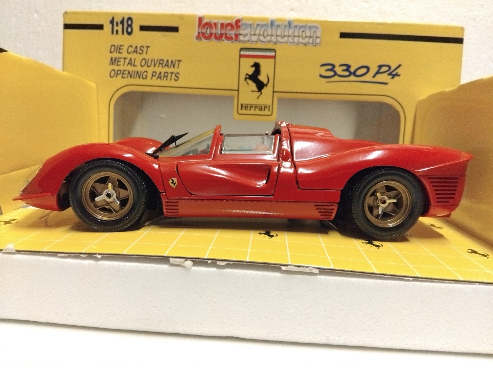 Ferrari 330 P4 Spyder rood Revell Jouef metal 1:18 KRD, Hobby en Vrije tijd, Ophalen of Verzenden, Zo goed als nieuw, Auto, Revell