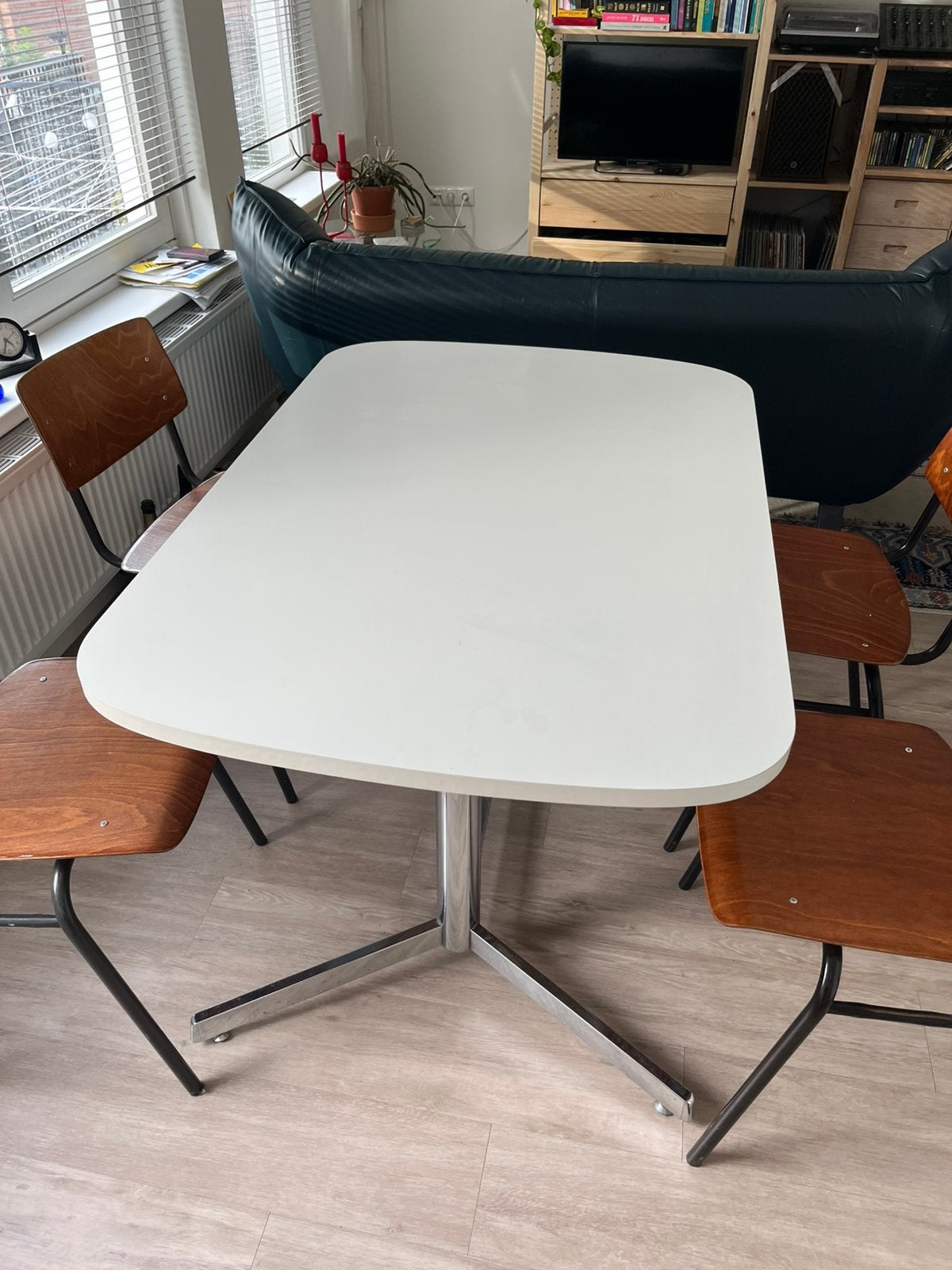 Vintage eettafel wit met chromen onderstel, Overige materialen, 100 tot 150 cm, Zo goed als nieuw, Vier personen