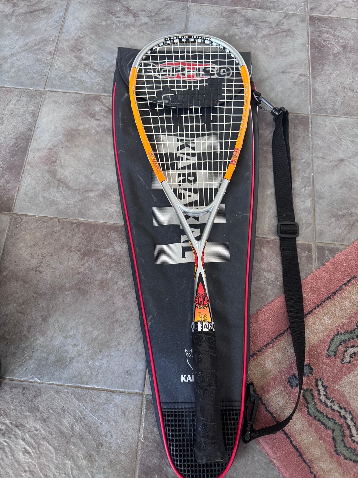 Squash racket met hoes, Sport en Fitness, Squash, Ophalen of Verzenden, Zo goed als nieuw, Racket, Met hoes