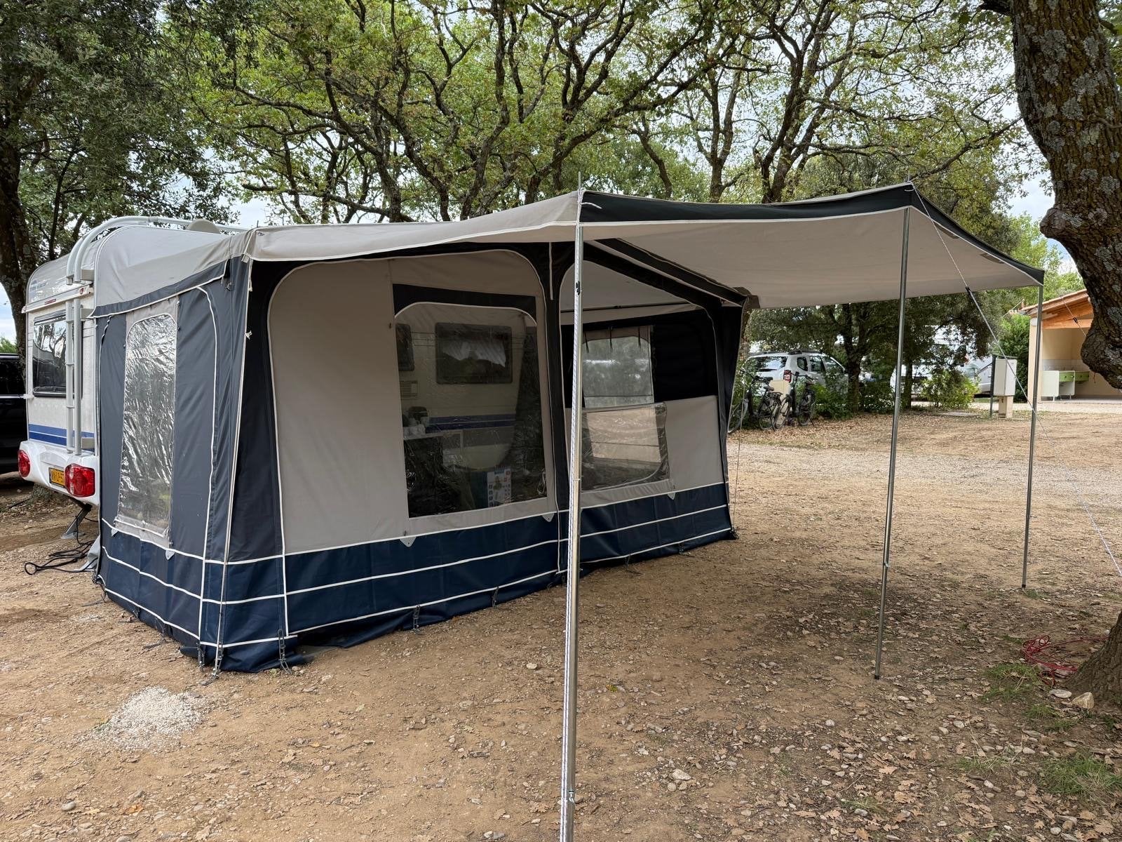 Hobby Easy Deluxe 400KB uit 2004 met stapelbed, Stapelbed, Hobby, Treinzit, 750 - 1000 kg