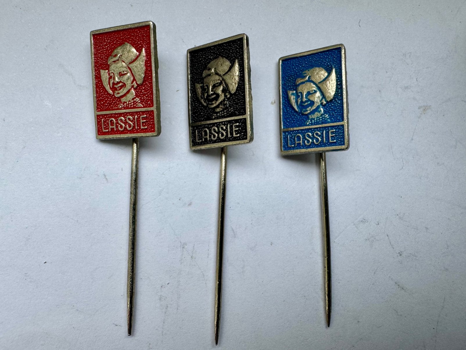 3 Verschillende Speldjes van Lassie, Ophalen of Verzenden, Zo goed als nieuw, Merk, Speldje of Pin