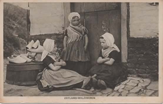 Zeeland 17 klederdrachten drie meisjes uit Walcheren, Verzenden, Voor 1920, Ongelopen, Zeeland