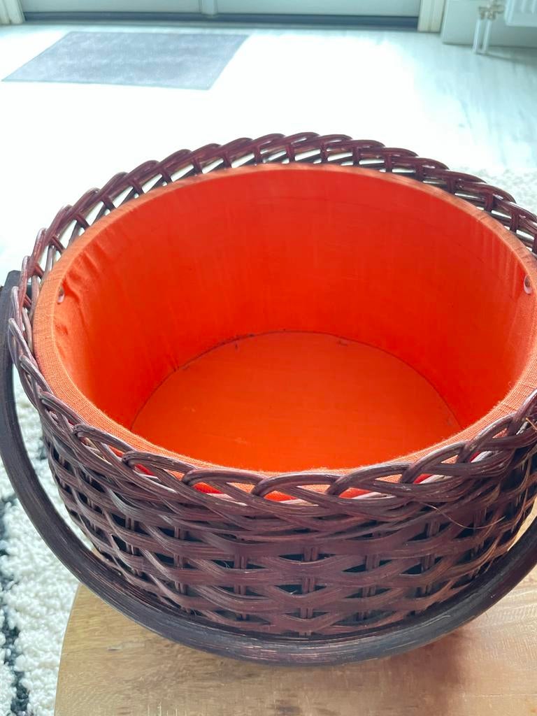Decoratieve rieten mand met oranje binnenvoering, Gebruikt, Mand, Rond, Ophalen of Verzenden