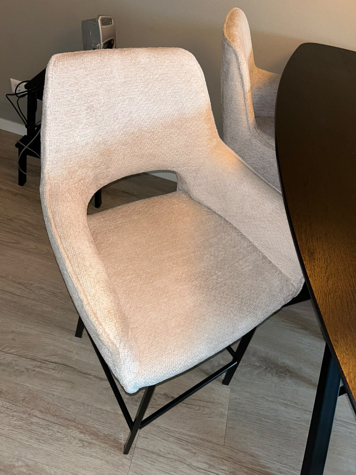 Foto 5 van Deens ovale bartafel met 4 barkrukken
