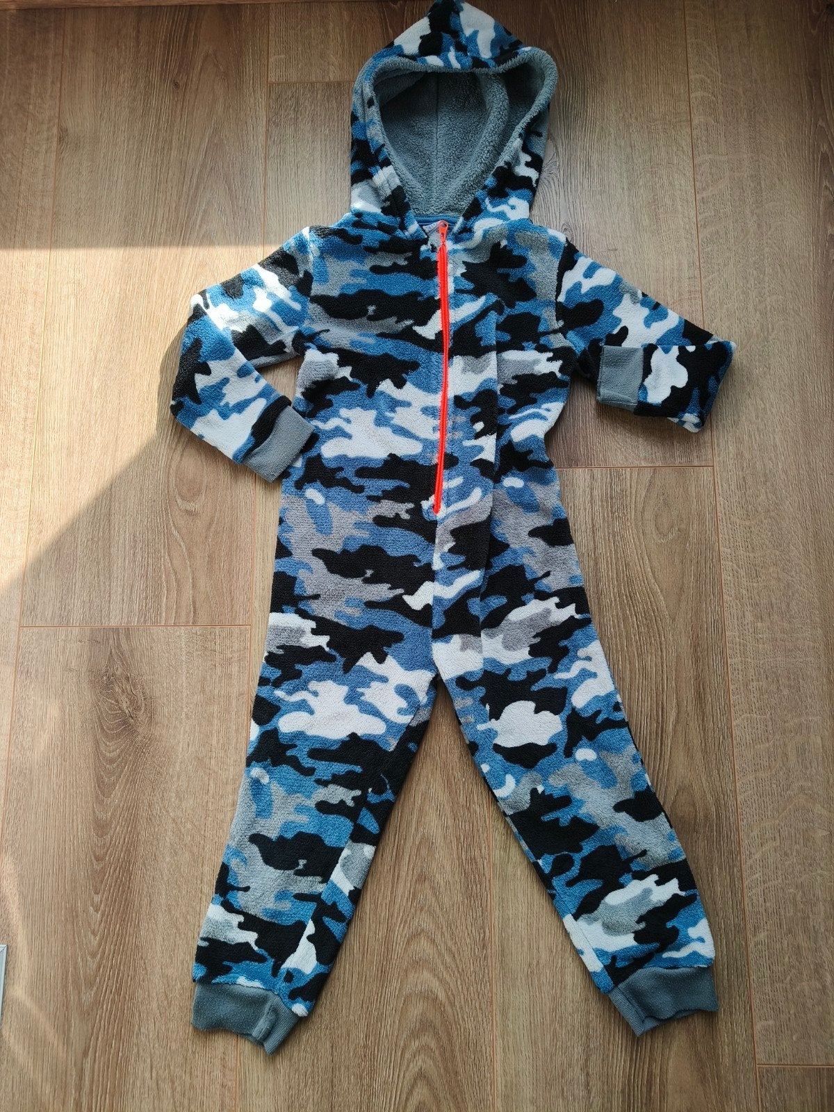 Onesie leger vlekken kleur Kids maat 104/110, Kinderen en Baby's, Nacht- of Onderkleding, Gebruikt, Kids, Jongen of Meisje