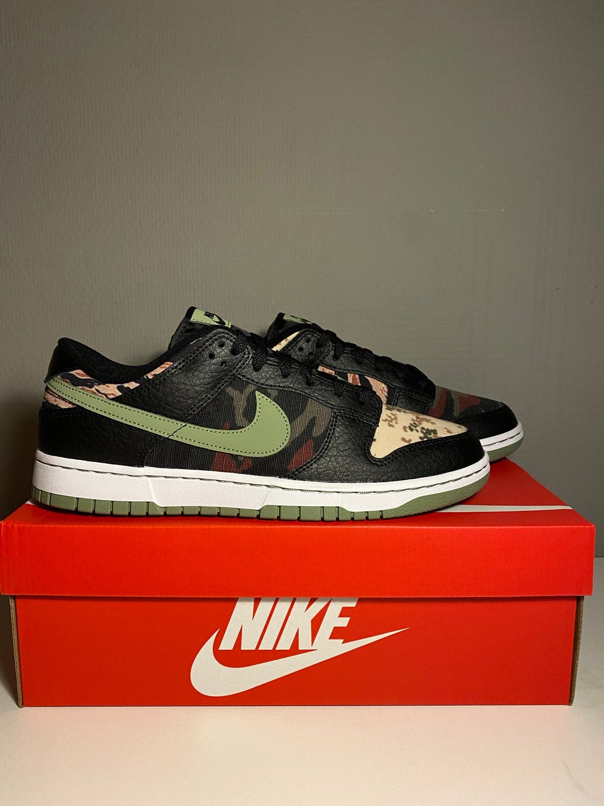 Nike Dunk Low SE 'Camo' - maat 44, Verzenden, Nieuw, Overige kleuren, Sneakers of Gympen