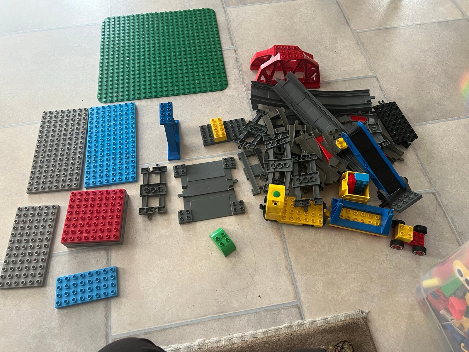 Grote partij LEGO Duplo met grondplaten en treinrails, Gebruikt, Inclusief extra onderdelen, Ophalen of Verzenden, Duplo