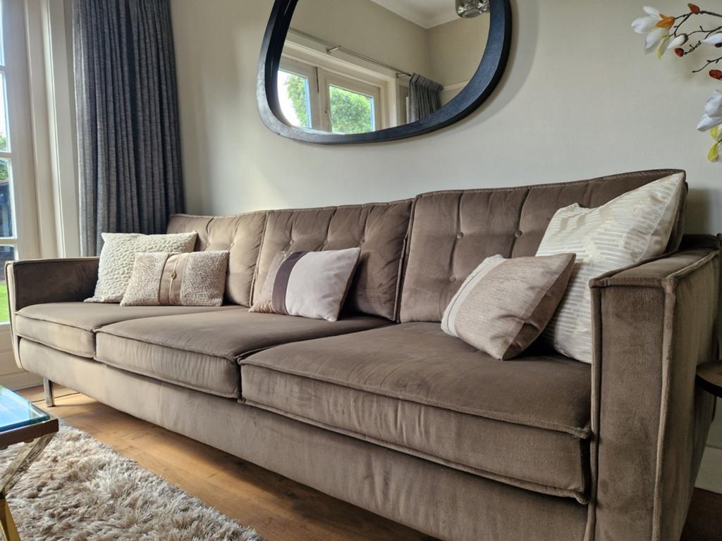 Luxe Bruin taupe velvet bank Richmond - Zo Goed als Nieuw, Huis en Inrichting, Banken | Bankstellen, Ophalen, Modern, Elegant