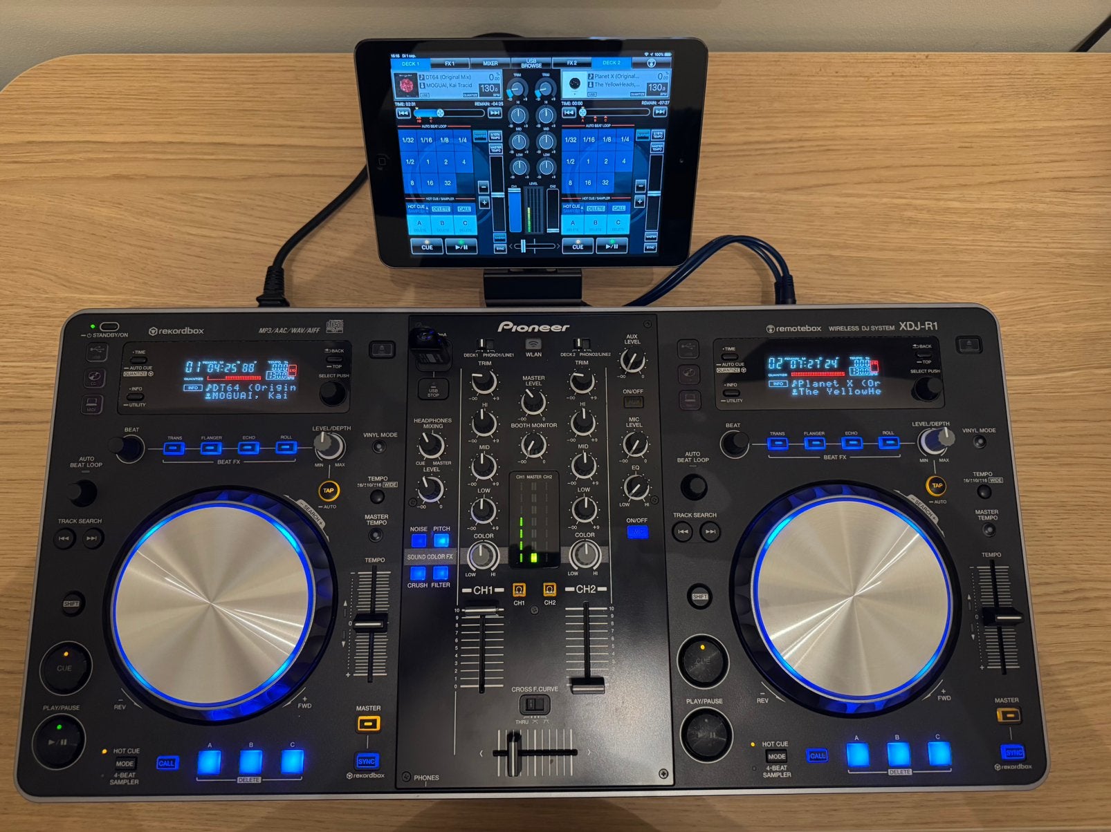 Foto 3 van Pioneer XDJ-R1 DJ Controller DJ Set + Draagtas | Rekordbox