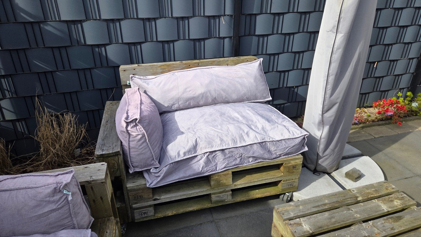 Pallet Loungebank met Kussens - Zelfbouw Tuinmeubelen, 4 zitplaatsen, Gebruikt, Bank, Ophalen of Verzenden