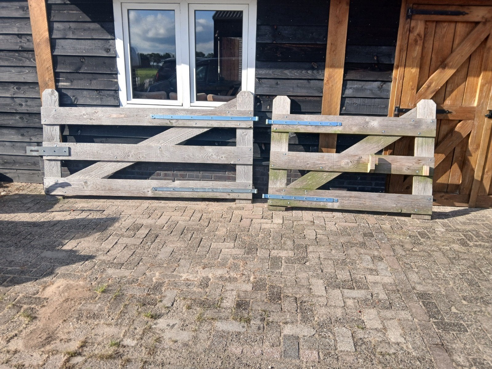 Mooie houten landhekken (2.40m en 1.70m breed, 1.25m hoog), Ophalen, Met poort, Gebruikt, Tuinhek