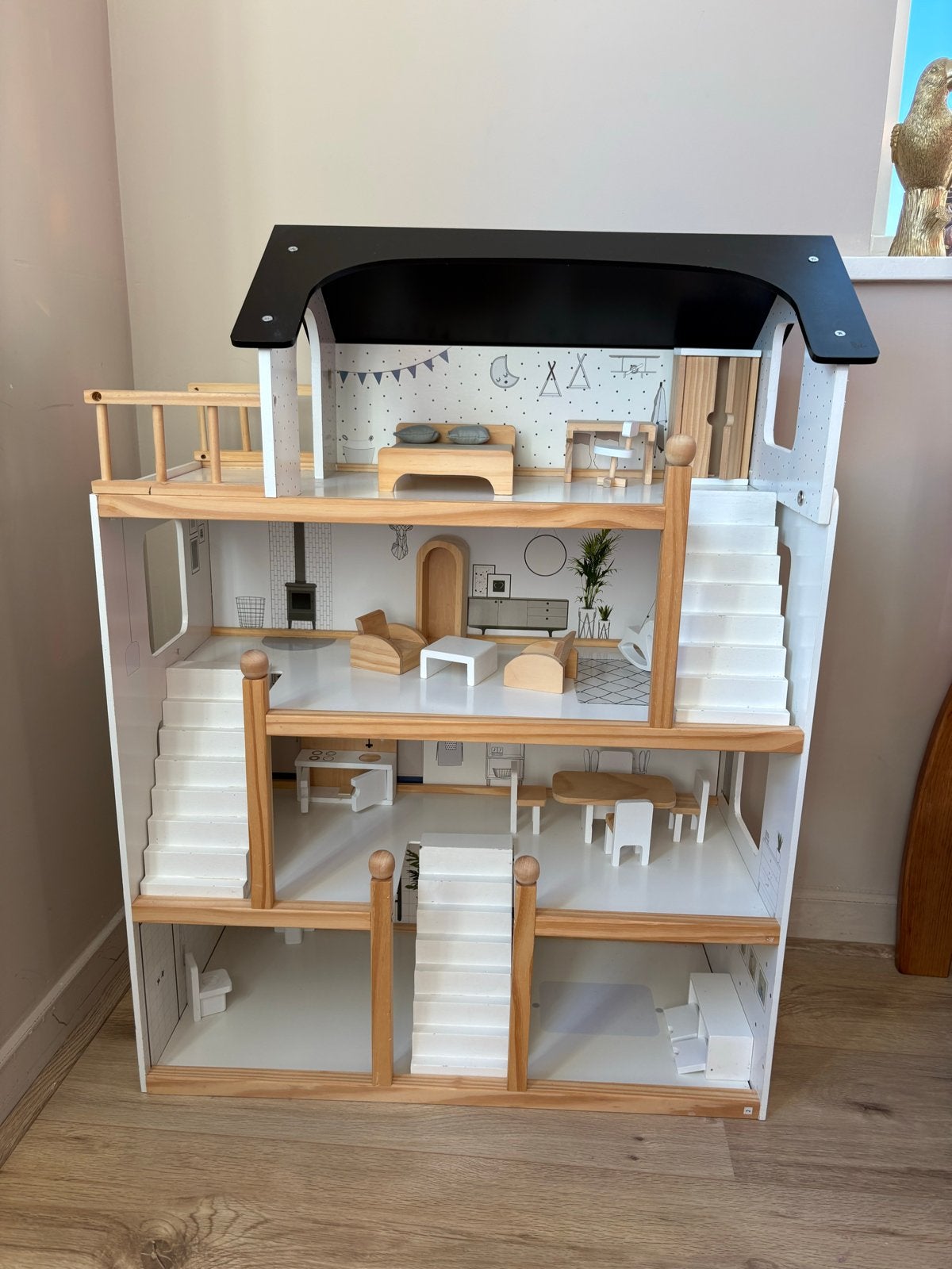 Groot houten poppenhuis met meubels
