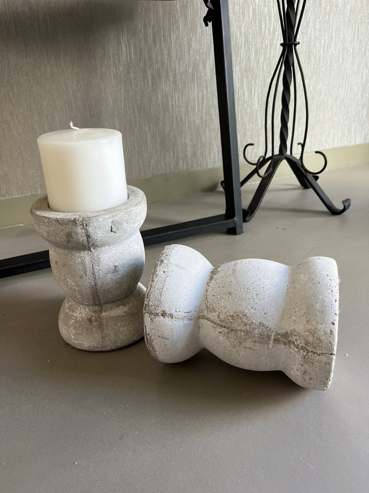 2 GR. Zware Betonnen kaarsen standaarts, Huis en Inrichting, Woonaccessoires | Kandelaars en Kaarsen, Ophalen, Overige materialen