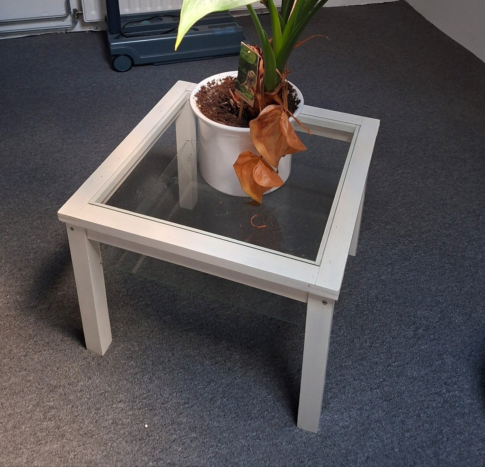 Witte bijzettafel met glazen blad, Huis en Inrichting, Ophalen, Hout, Gebruikt, Modern