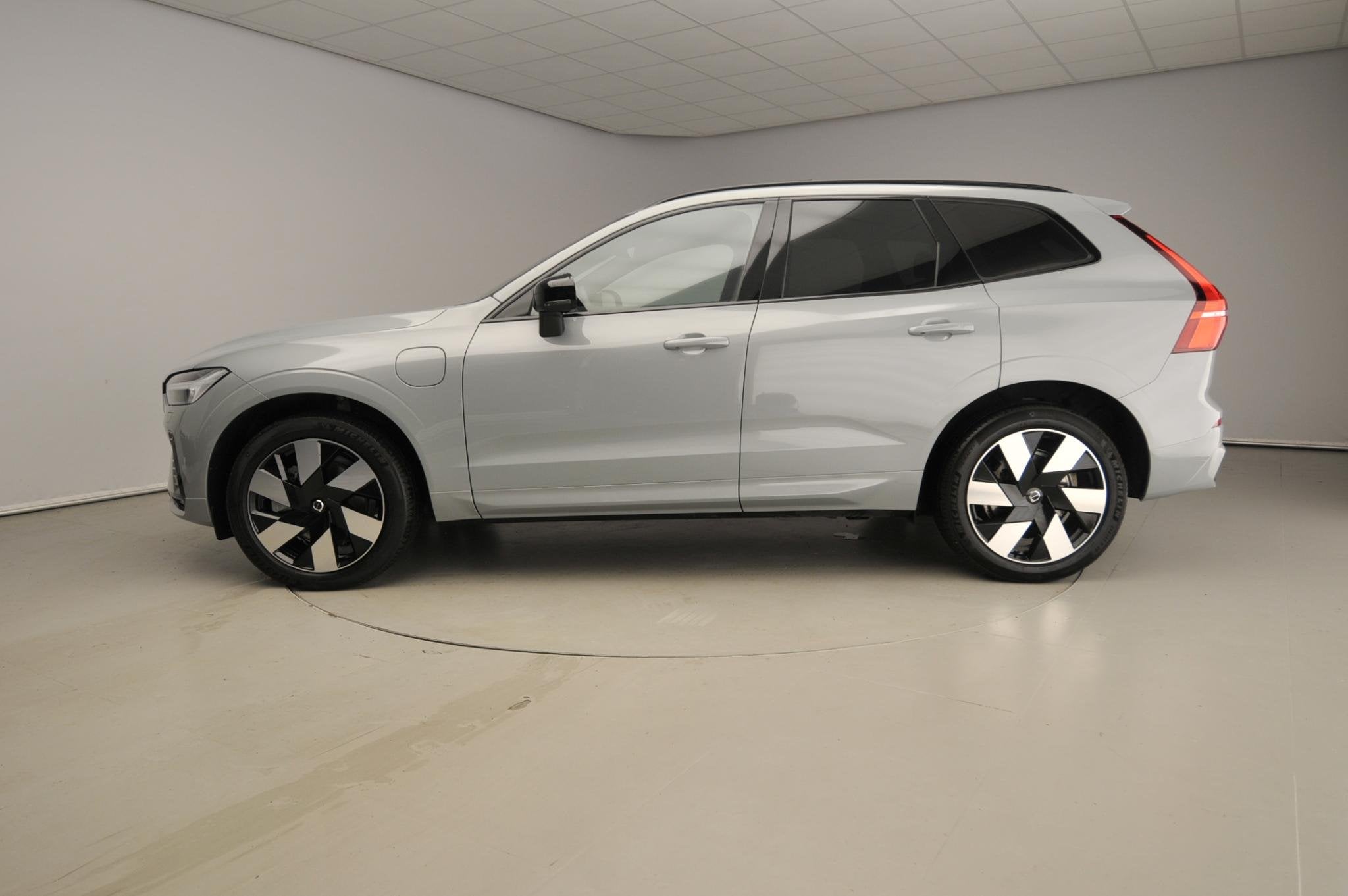 Volvo XC60 2.0 T6 Plug-in hybrid AWD Plus | Dark | Trekhaak, Auto's, Automaat, Lichtsensor, Gebruikt, Euro 6