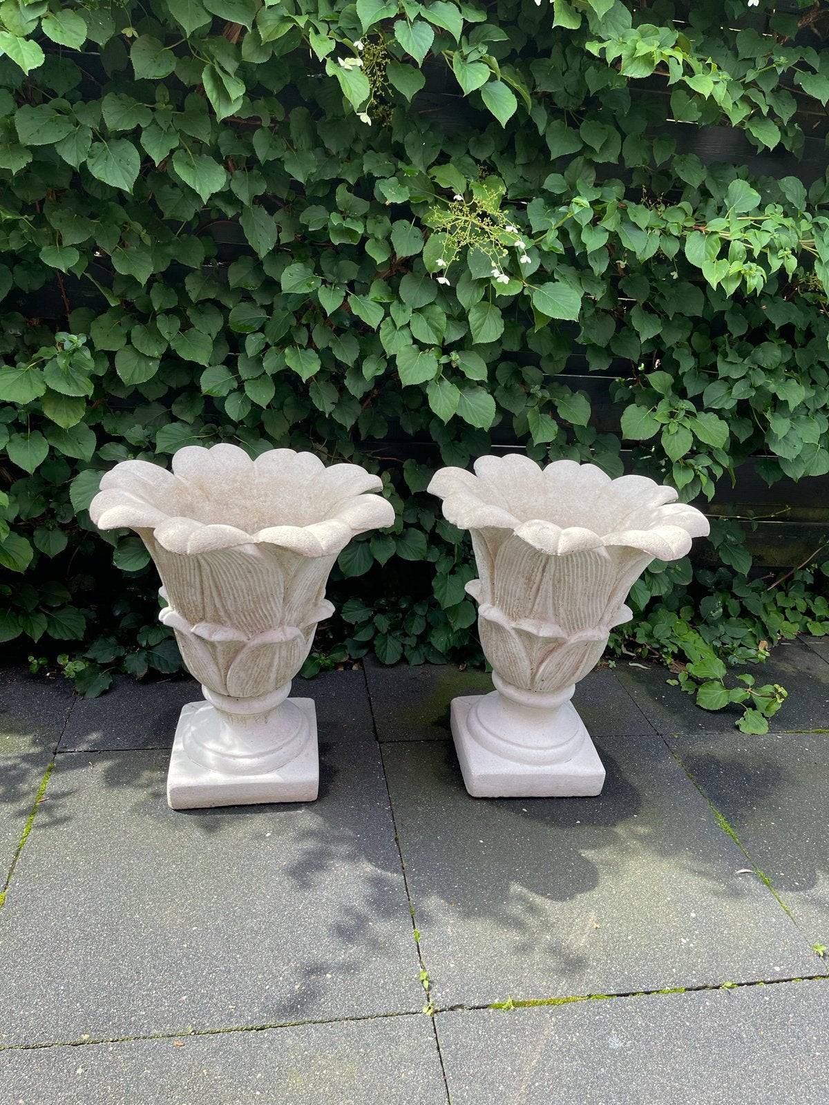2 Grote Witte Betonnen Bloempotten - Uitstekende Staat, Ophalen, Minder dan 60 cm, Zo goed als nieuw, Overige vormen