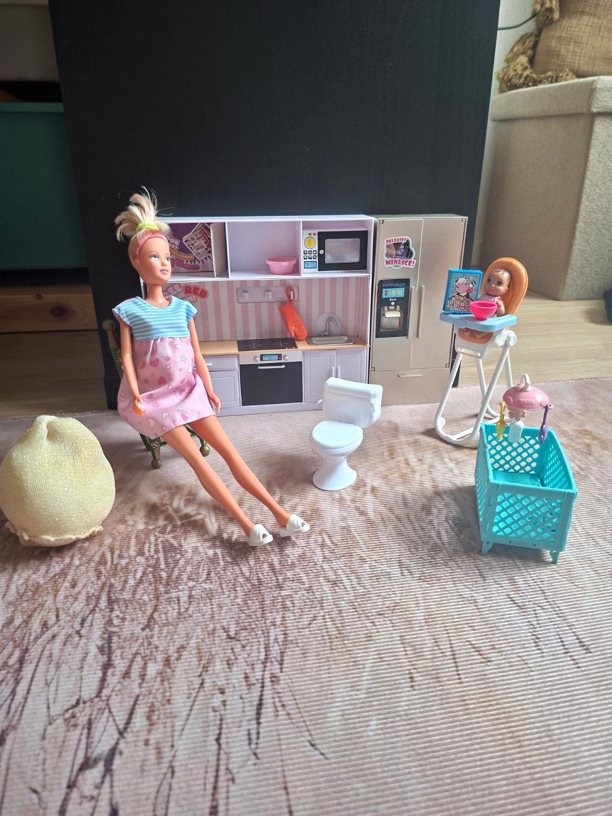 Zwanger Barbie met baby en keuken in goede staat, Ophalen of Verzenden, Gebruikt, Barbie