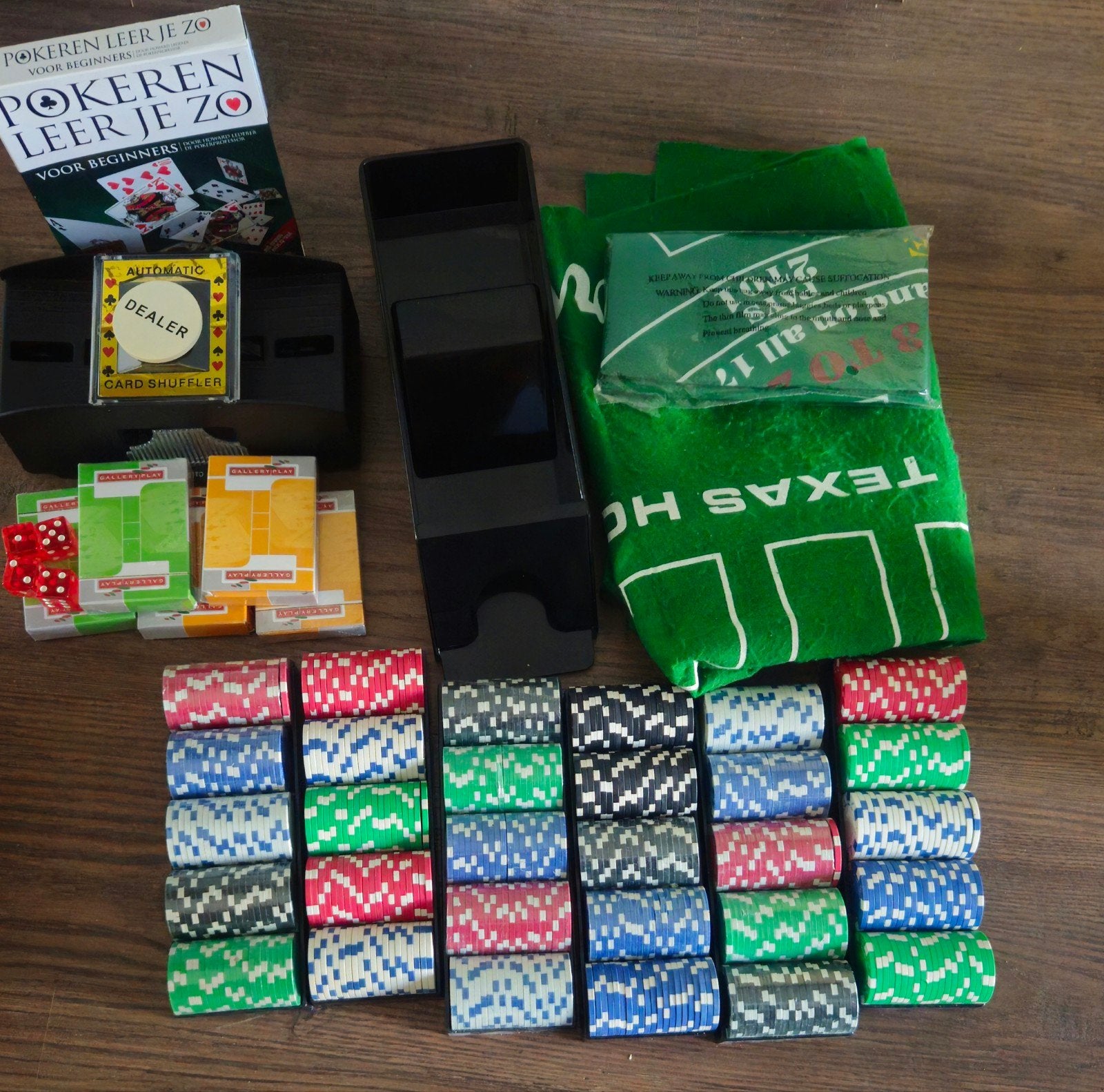 poker set met chips, kaarten en shuffler, Vijf spelers of meer, Ophalen of Verzenden, Gebruikt