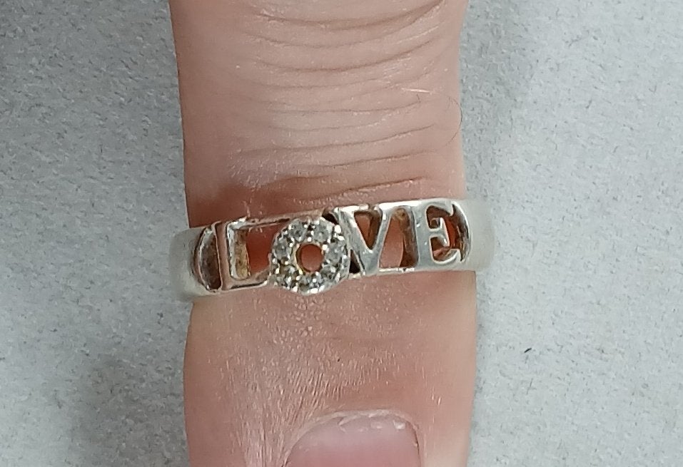 Zilveren LOVE ring 16mm met steentjes 925 zilver, Gebruikt, https://www.zilverjuwelier.nl/winkel/zilveren-love-ring-16mm-met-steentjes-925-zilver/