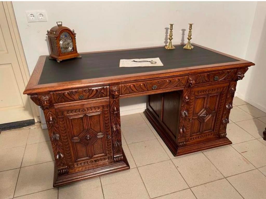 Antiek eiken bureau met zwart inleg snijwerk  Maat 160x80 cm