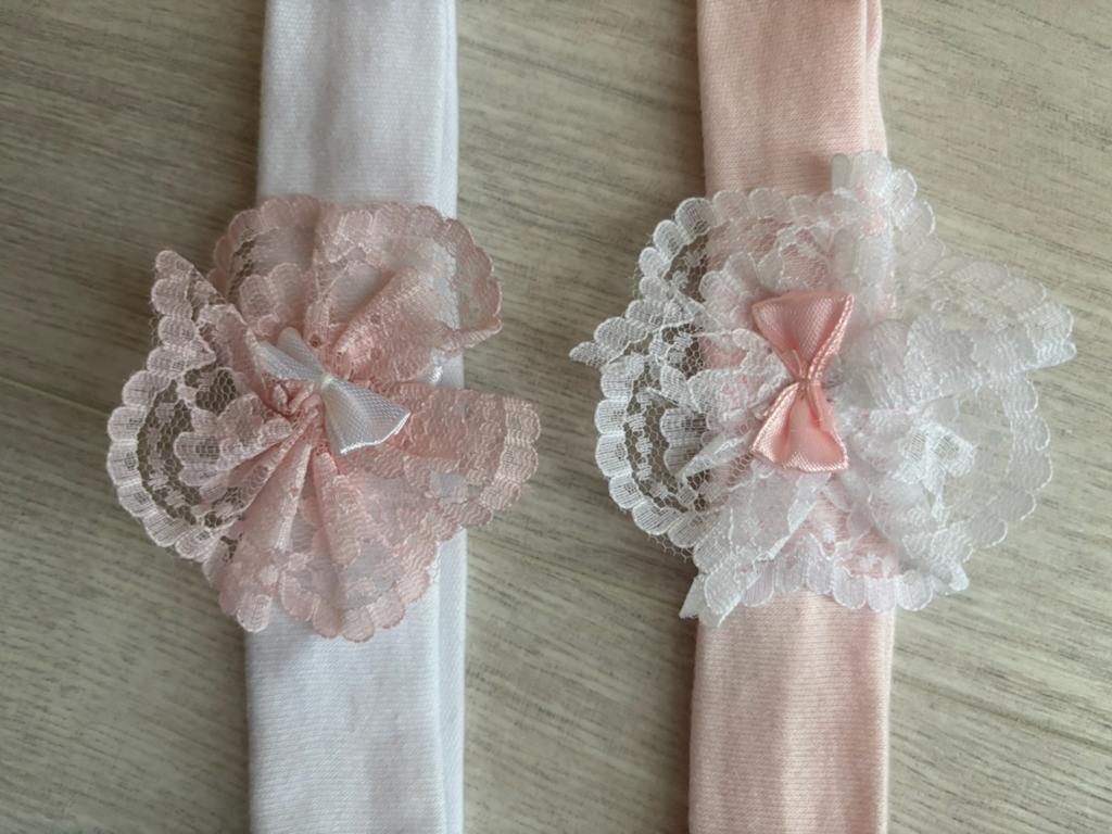2 baby haarbandjes / hoofdbandjes met strikje en kant, Kinderen en Baby's, Ophalen of Verzenden, Zo goed als nieuw