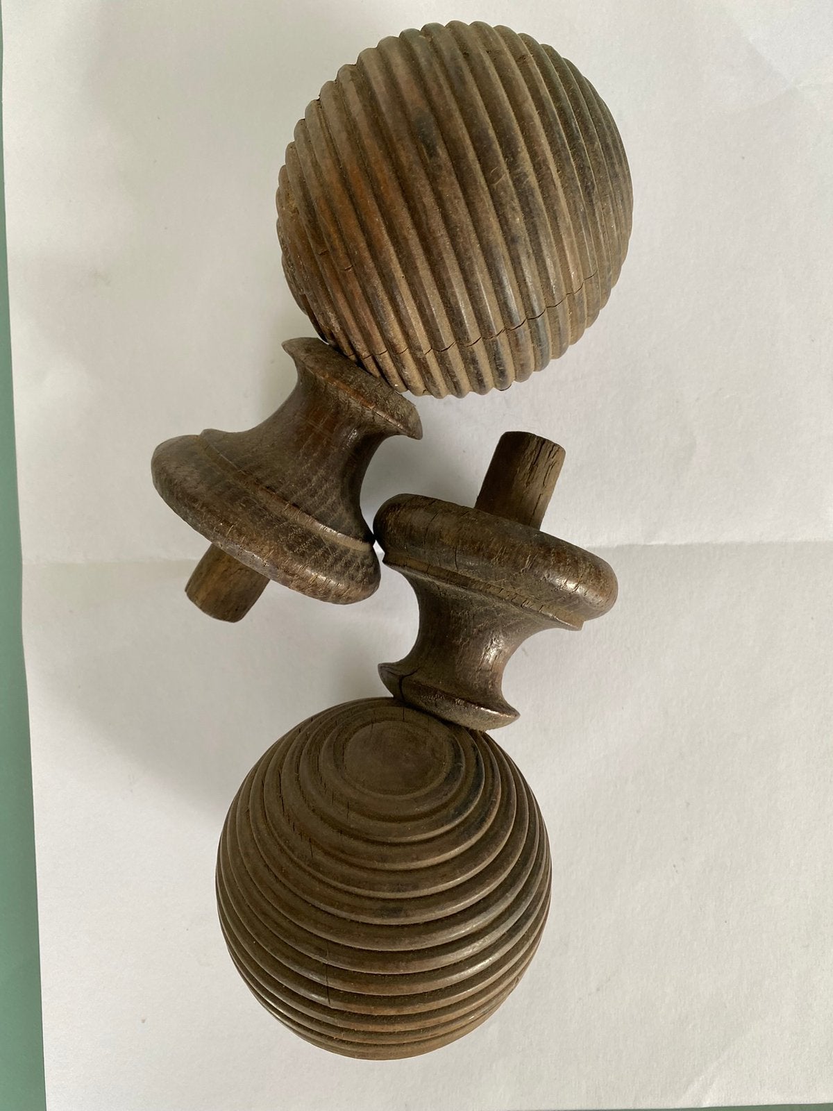 TWEE ANTIEKE (19e EEUW) IDENTIEKE HOUTEN ORNAMENTEN., Ophalen of Verzenden, Zo goed als nieuw