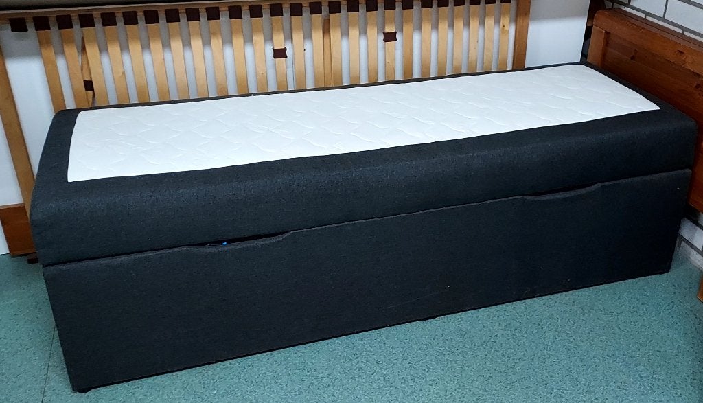 bed, Huis en Inrichting, Ophalen, Overige materialen, Zwart, Zo goed als nieuw