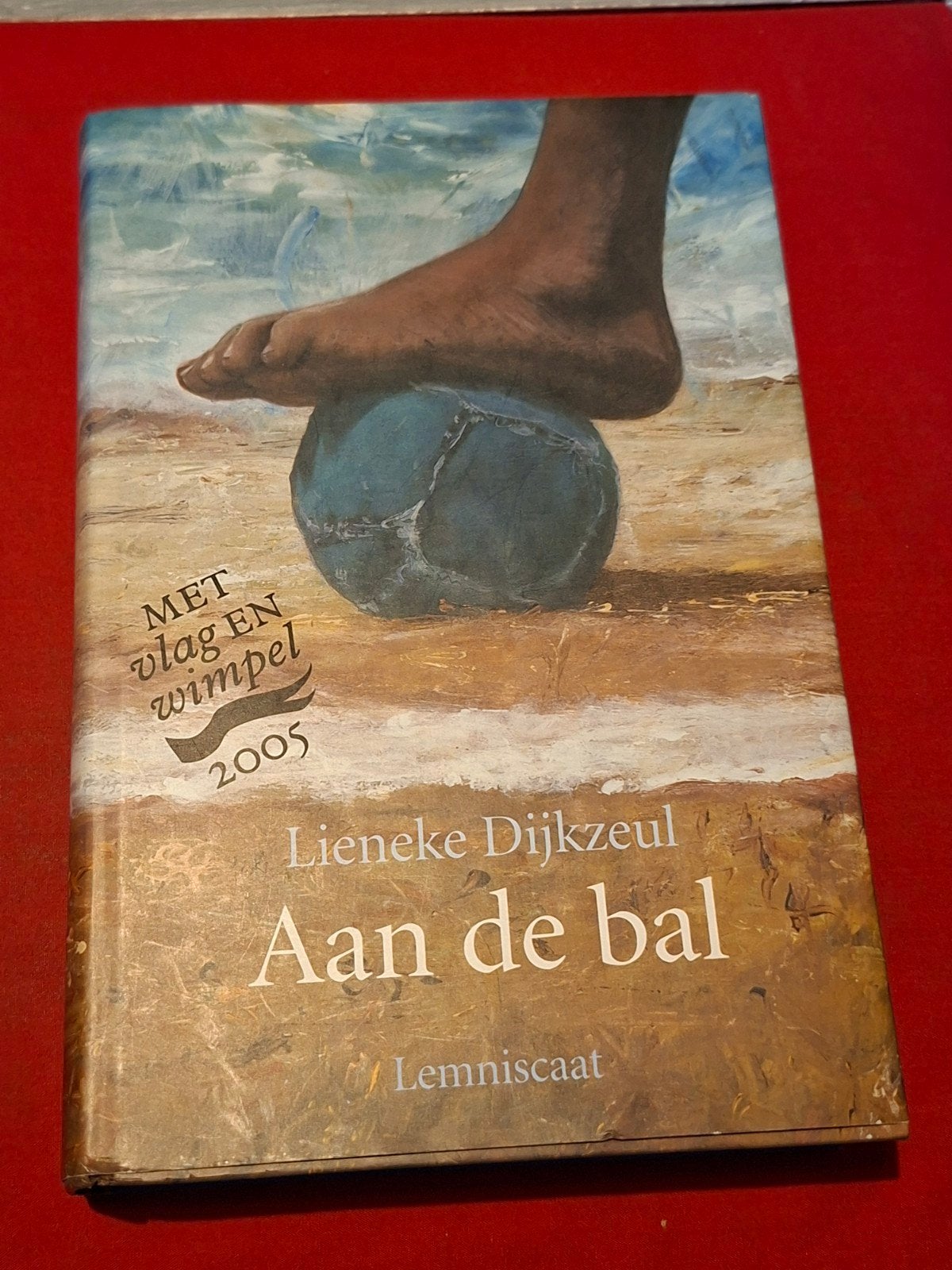 GESIGNEERD Aan de bal. Lieneke Dijkzeul. 2005 (3e druk, Ophalen of Verzenden, Gelezen
