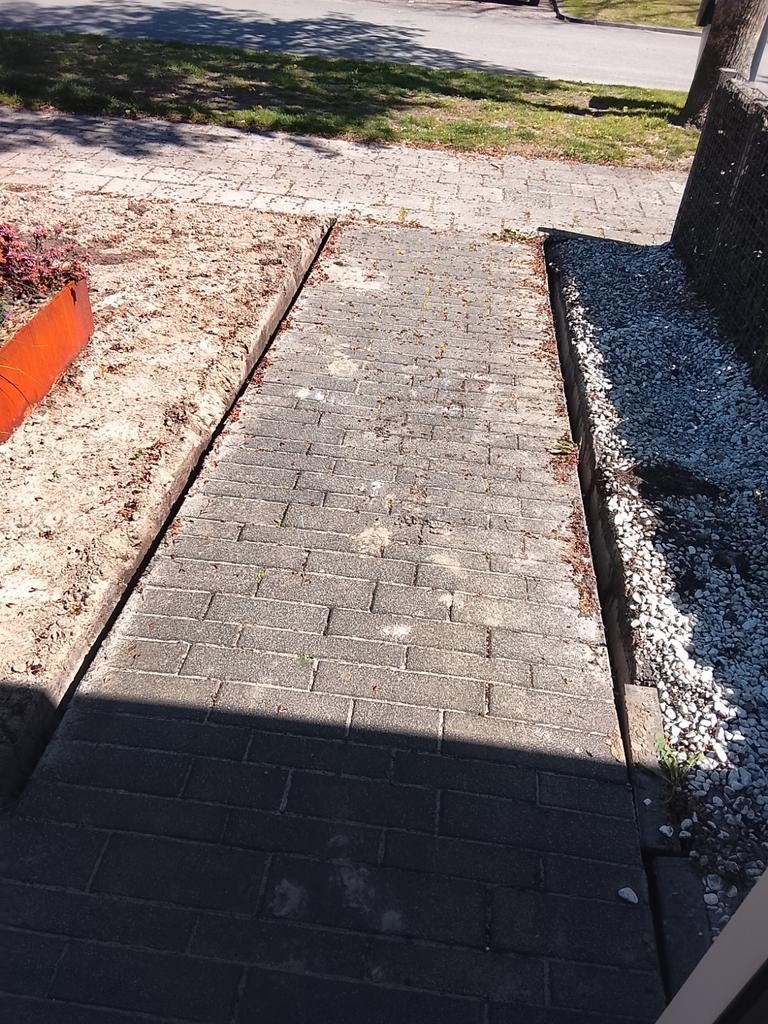 Gratis af te halen: 11m2 grijze bestrating met opsluitbanden, Tuin en Terras, Tegels en Klinkers, Gebruikt, Klinkers, Ophalen of Verzenden