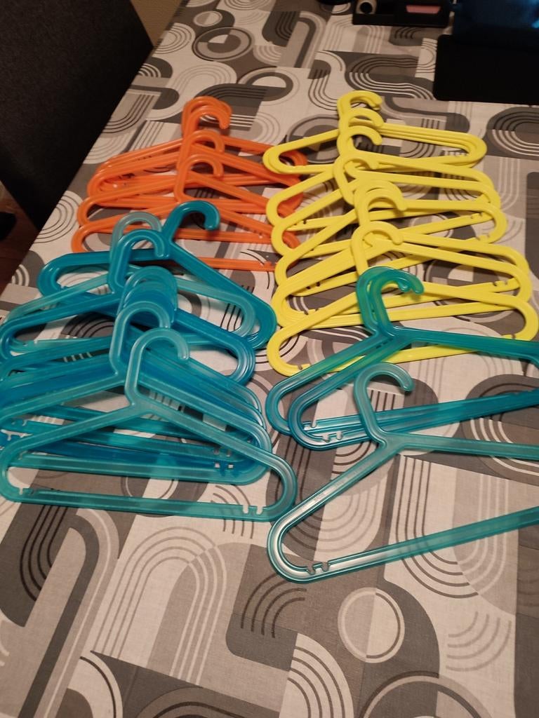 Kledinghangers in verschillende kleuren, Kleding | Dames, Kledinghangers, Ophalen of Verzenden, Kunststof