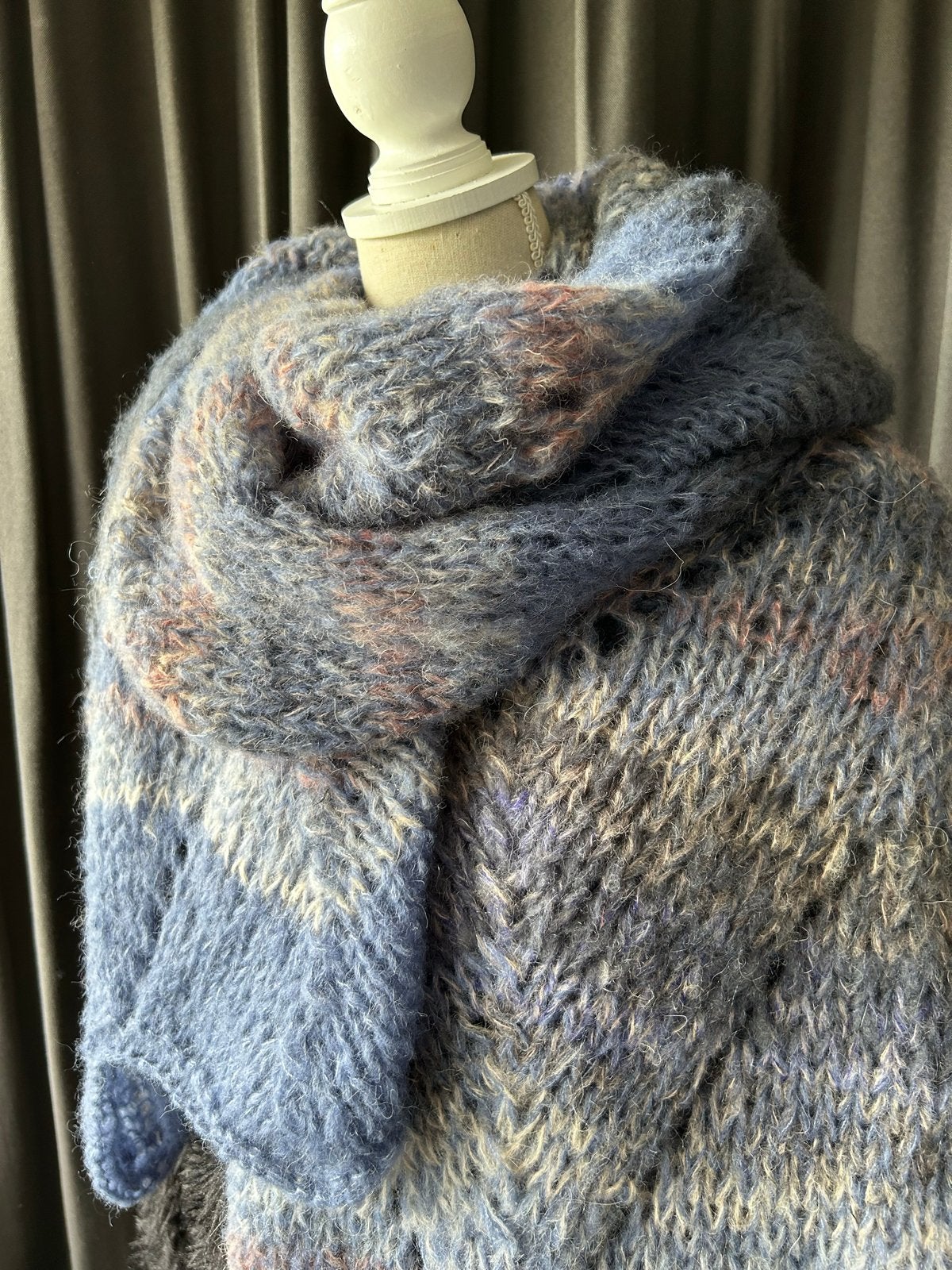Nieuwe blauw/grijze sjaal - extra breed, Kleding | Dames, Ophalen of Verzenden, Nieuw, Sjaal