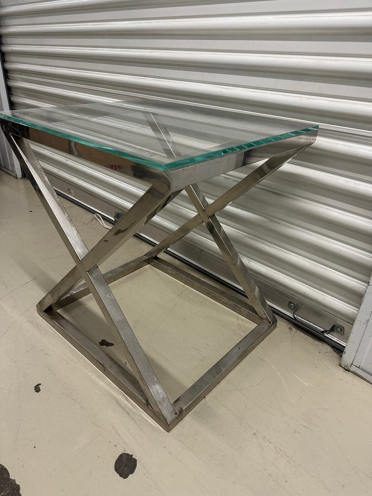 Modern bijzettafeltje met glasplaat en metalen onderstel, Gebruikt, 55 tot 75 cm, Glas, Rechthoekig