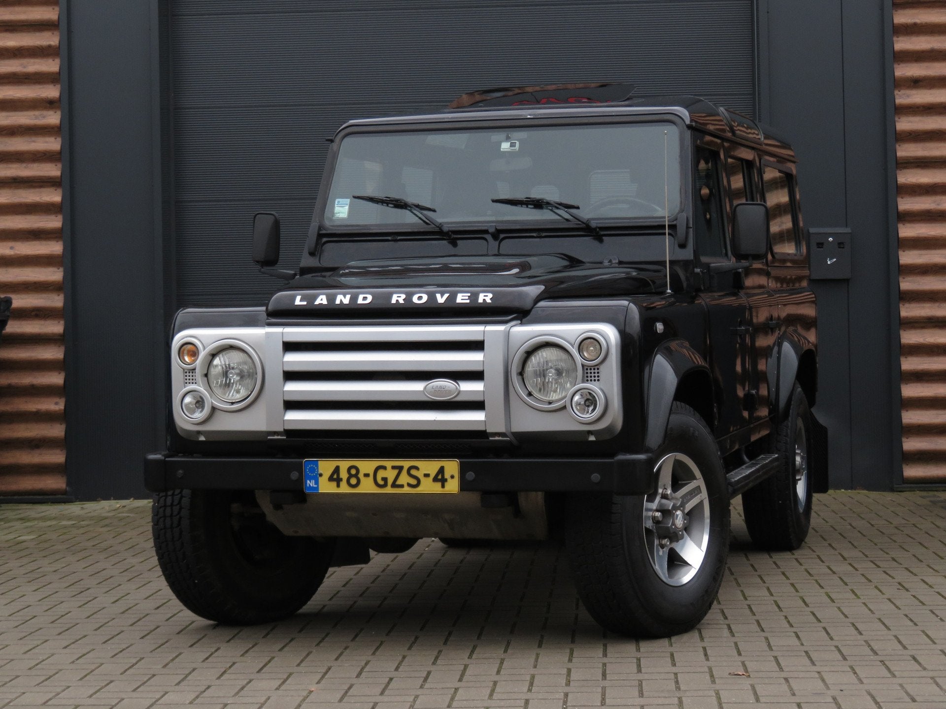 Land Rover Defender 2.4 TD 110 SW SVX 60th Anniversary Airco, Auto's, Land Rover, 1940 kg, Gebruikt, Zwart, 4 cilinders