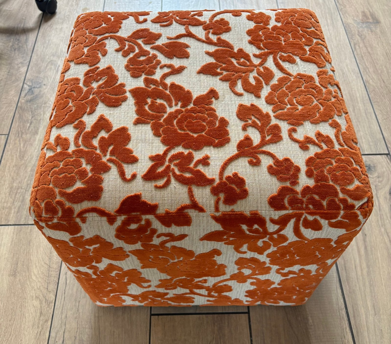 Vintage Poef met Oranje Bloemenpatroon, Huis en Inrichting, Ophalen, Minder dan 50 cm, Gebruikt, Vierkant