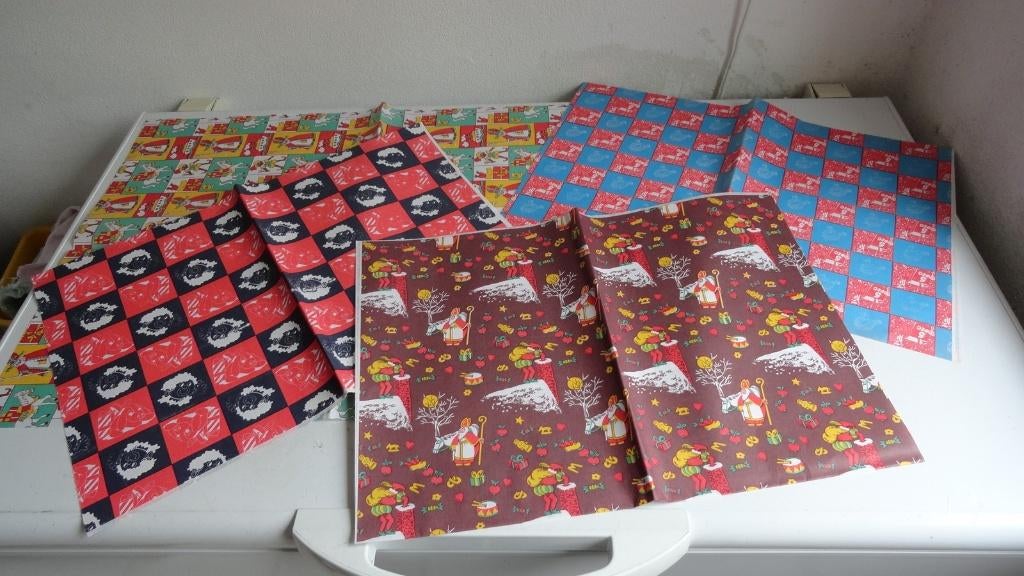Sinterklaasinpakpier met sinterklaas en zwarte piet, vintage, Ophalen of Verzenden, Zo goed als nieuw
