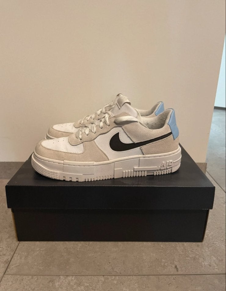 Nike Air Force 1 ‘Pixel’, Ophalen of Verzenden, Zo goed als nieuw, Wit, Sneakers of Gympen