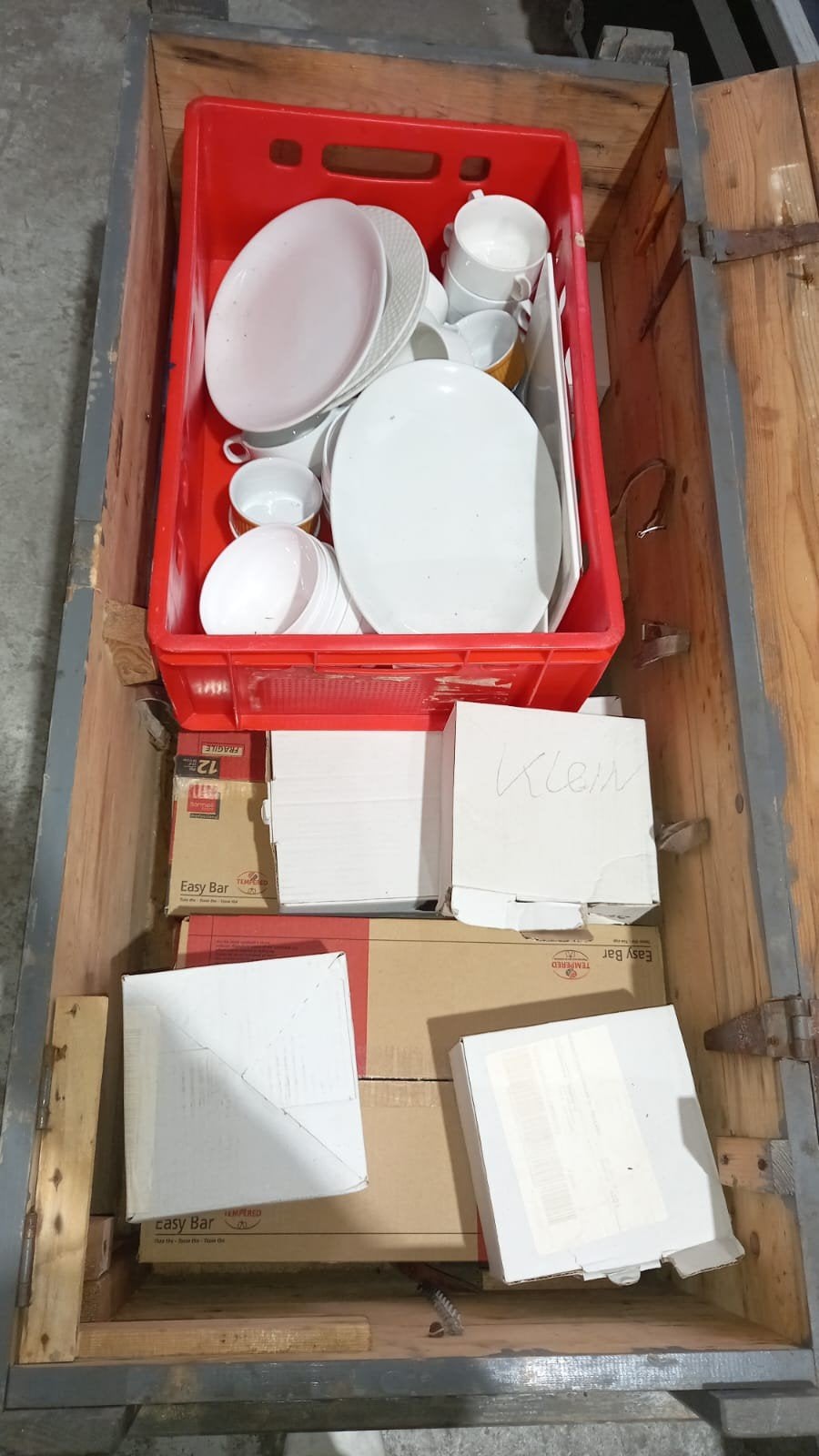 Partij horeca servies in houten dekenkisten, Ophalen, Glas, Overige stijlen, Bord(en)