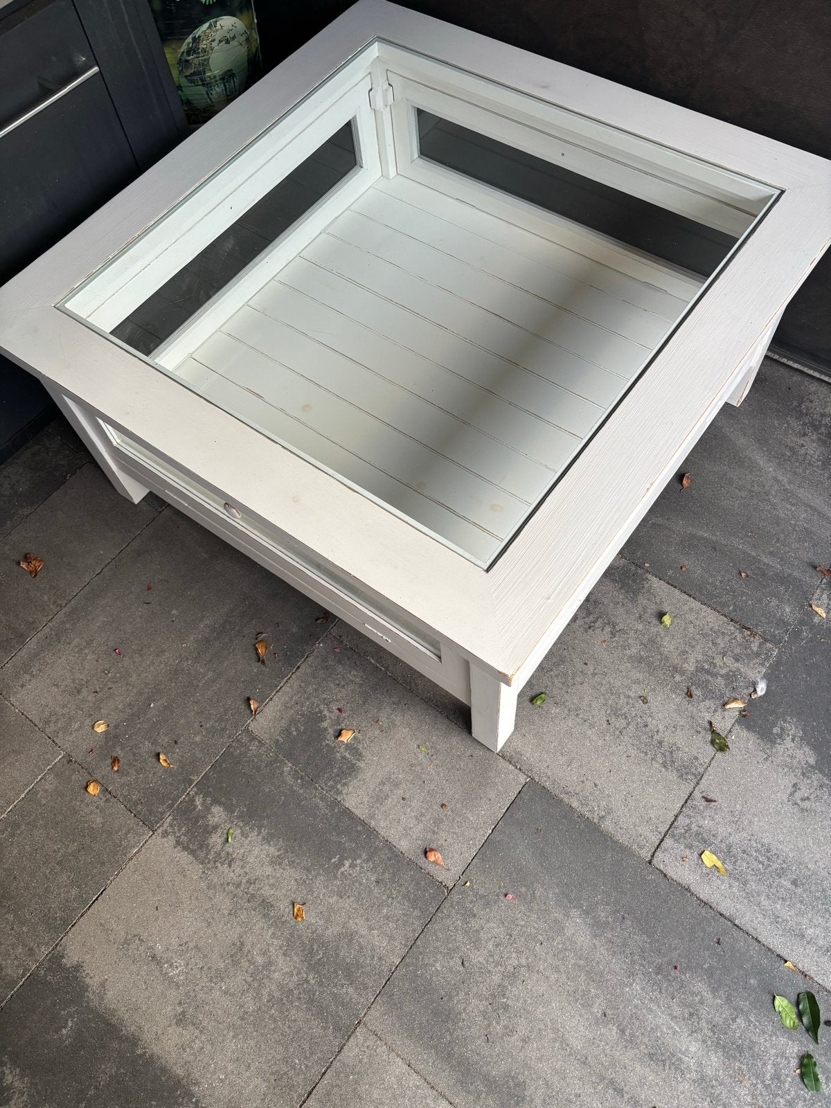Salontafel met glazen blad en deurtjes, Huis en Inrichting, Gebruikt, Vierkant, Overige houtsoorten, 50 tot 100 cm