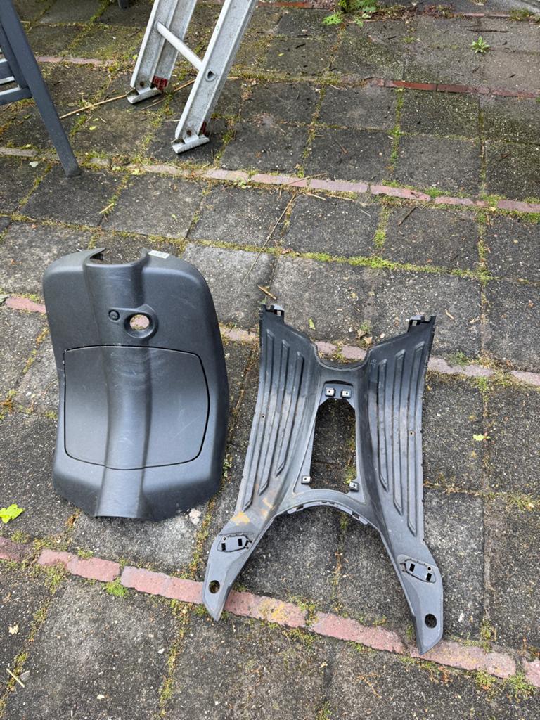 Vespa Sprint/Primavera treeplank en beenschild (grijs), Ophalen of Verzenden, Gebruikt, Kap, Vespa