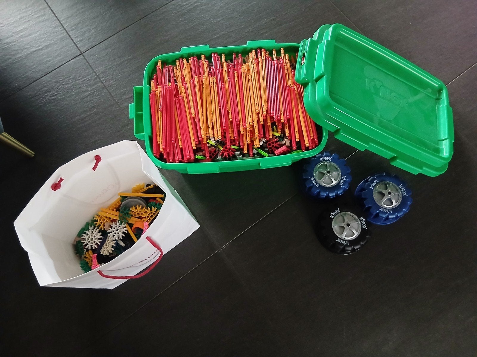 Grote set K'nex bouwblokken met opbergdoos en wielen, Kinderen en Baby's, Speelgoed | Bouwstenen, Ophalen of Verzenden, Zo goed als nieuw