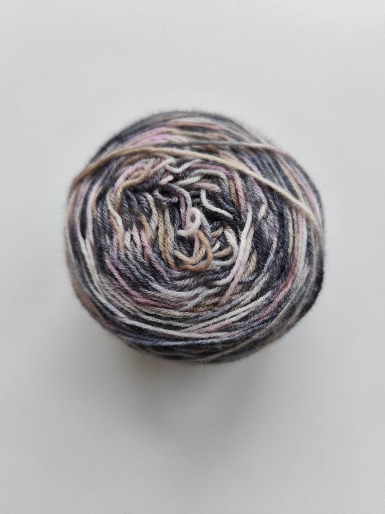 T.k. handgeverfd merino sokkengaren 65 gram grijs/roze, Ophalen of Verzenden, Nieuw, Breien of Haken, Wol of Garen